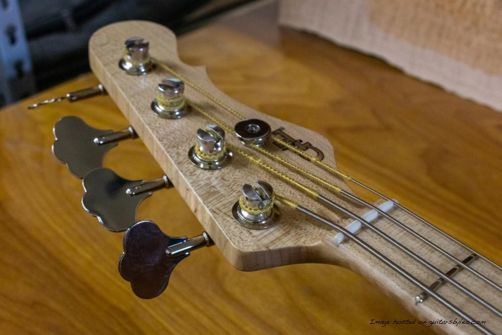 Custom Shop Fallout 2 Short Scale bass in Natural over Swamp Ash-4
