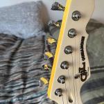 bw_comanche-headstock-front