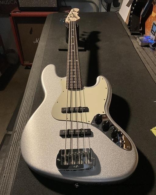 Fullerton Deluxe JB MFD in Silver Metallic over alder