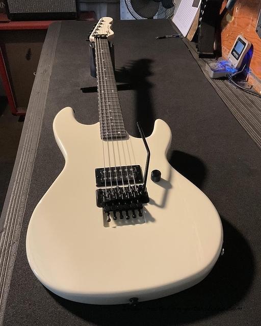 Fullerton Deluxe Rampage 24 in Ivory with ebony fingerboard